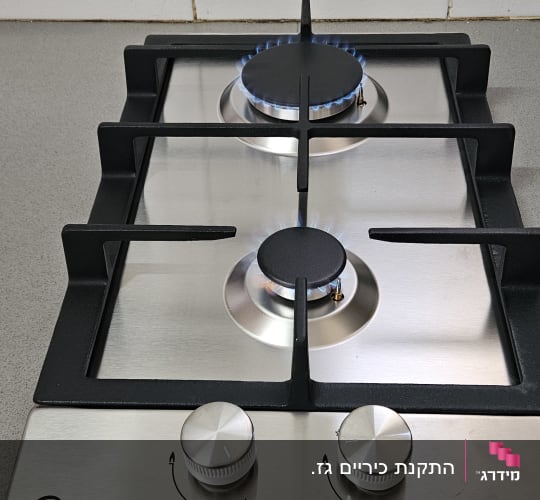 כיריים גז עם להבות דולקות במטבח